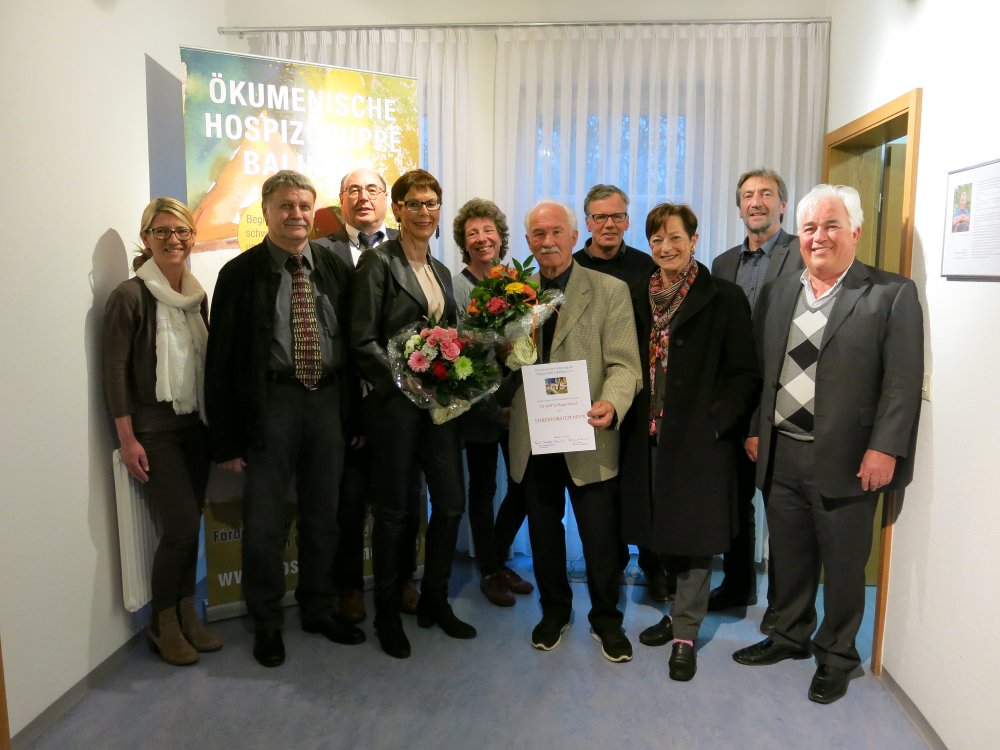 Der neugewählte Vorstand 2017: v.l. Monika Pfister, neu im Vorstand, Dr. Elmar Weis, neuer 1. Vorsitzender, Rolf Gerstenecker Schatzmeister, Frau Irmgard Weis, Birgit Schafitel-Stegmann, 2. Vorsitzende, Dr. Rolf Schlagenhauf, Ehrenvorsitzender, Ra. Frank Winkelmann, Frigga Kraut, Pfr. Christof Seisser, Eduard Maass, Viktoria Merkel fehlt auf dem Bild. Foto: privat.